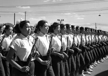 阅兵训练现场：女民兵眼神坚毅阅兵训练现场，女民兵的眼神坚毅如铁