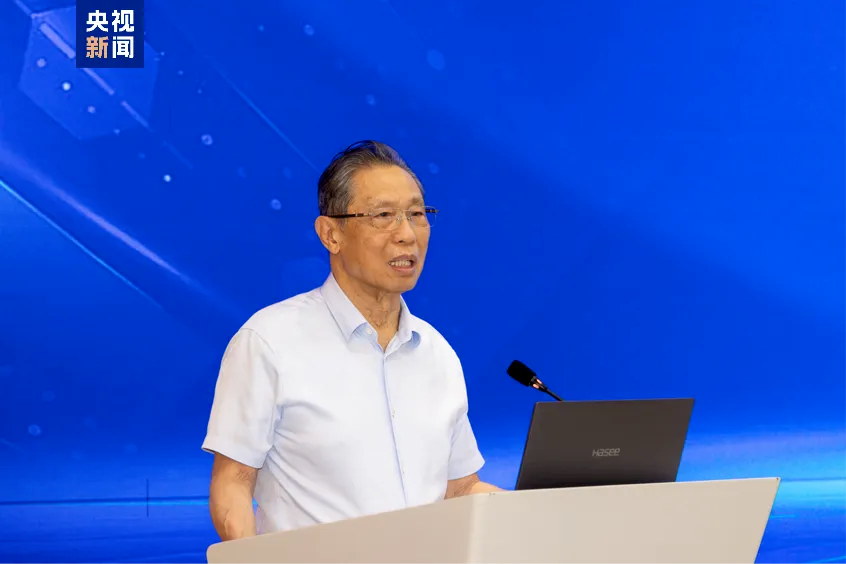 钟南山:人的一生总要留下点什么钟南山作为中国著名的医学科学家和抗疫英雄，他的一生都在为人类的健康事业做出巨大的贡献。当他说到人的一生总要留下点什么时，他可能是指在人生旅程中，每个人都应该有所贡献，留下一些对自己、对他人、对社会有意义的东西。