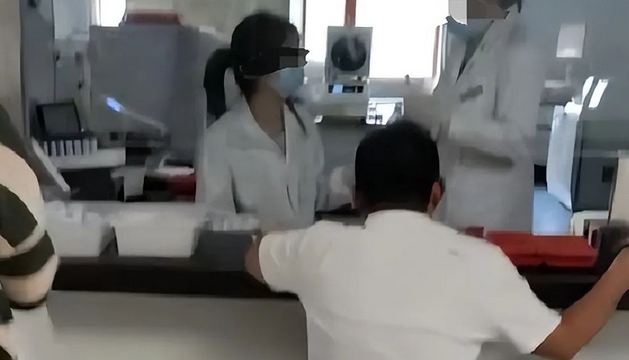 护士咬掉穿戴甲救人护士咬掉穿戴甲救人的事件引起了广泛关注。这种职业精神和无私奉献的行为值得我们赞扬和钦佩。