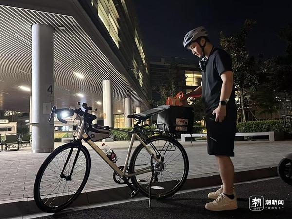 年轻人下班送外卖:送餐像寻宝游戏年轻人下班送外卖，送餐的寻宝游戏