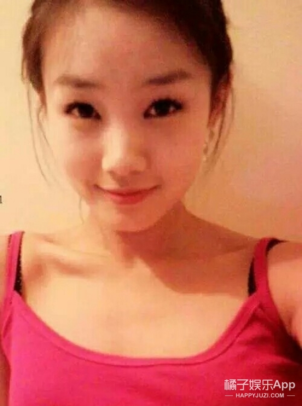 李一桐嘴上的痣李一桐嘴上有一颗痣，这颗痣位于嘴唇的右侧，为她增添了几分独特的气质。这颗痣的存在并不影响她的美丽和魅力，反而成为她独特的标志之一。