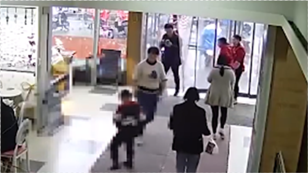 女子持刀与小孩冲突任何情况下，持刀行为都是危险和不合适的，特别是在涉及到与小孩的冲突时。如果发生这种情况，应该立即寻求和平和理性的解决方案，以确保所有人的安全。