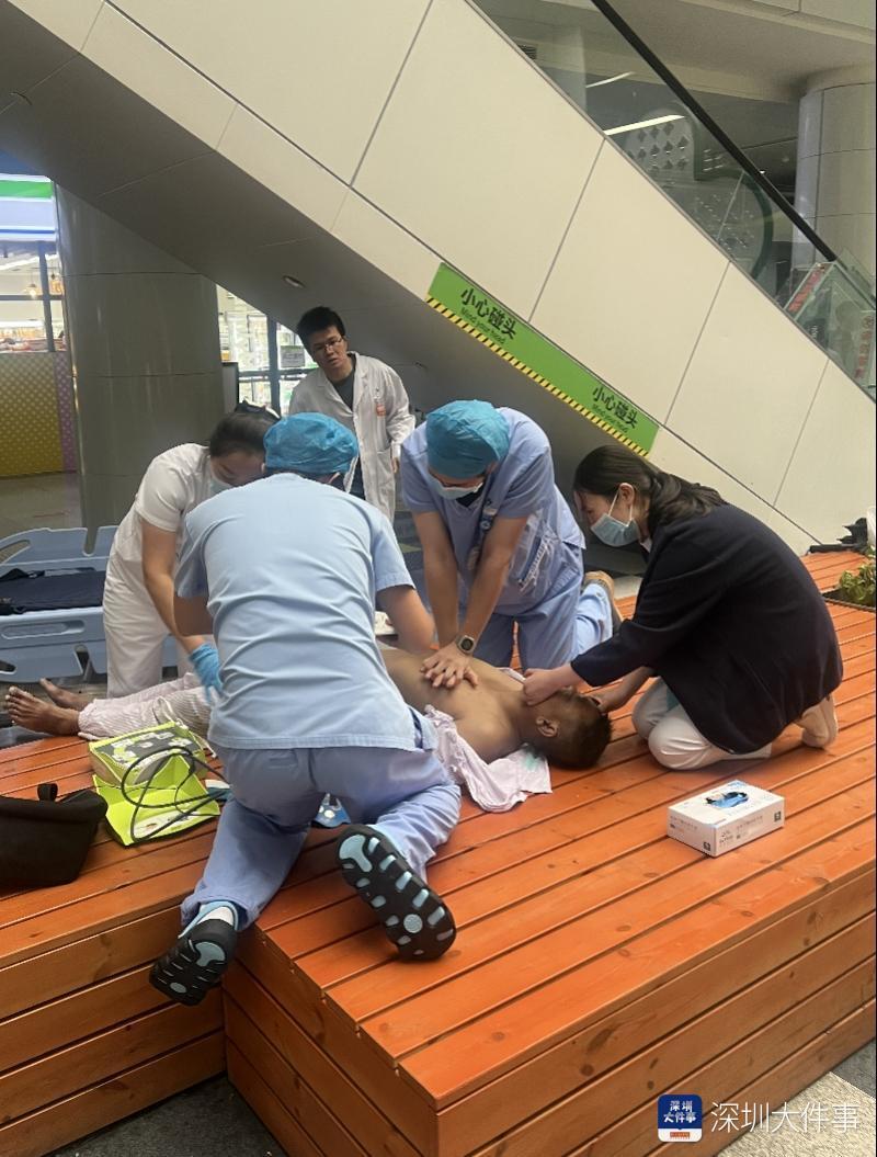男子突然倒地被护士抢回生机男子突然倒地被护士抢回生机，生命的奇迹与致敬医护英雄