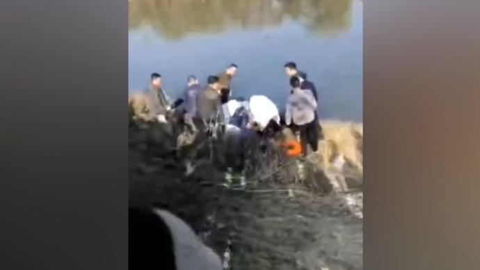 救落水老人新闻报道英勇救援，陌生勇士挺身而出，成功营救落水老人