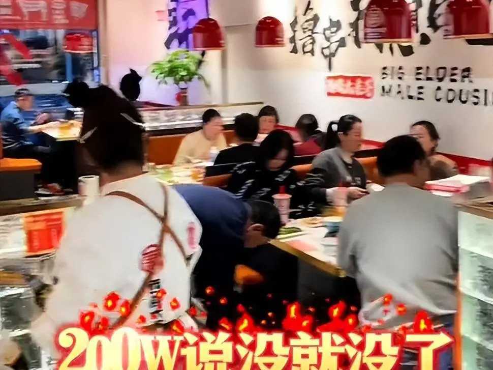 烤肉店停电 老板:全场56桌全免单烤肉店突发停电事件，老板霸气决策，全场56桌客人全免单！