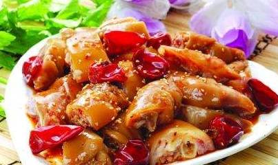 女子因酒店早餐不让外带捏毁20颗蛋据报道，一名女子因为酒店早餐不允许外带而捏毁了20颗蛋。这种行为是不恰当的，不仅违反了酒店的规定，也浪费了食物资源。