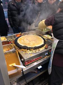 记者吃天津煎饼果子记者品尝天津煎饼果子，传统美食的魅力与独特风味体验