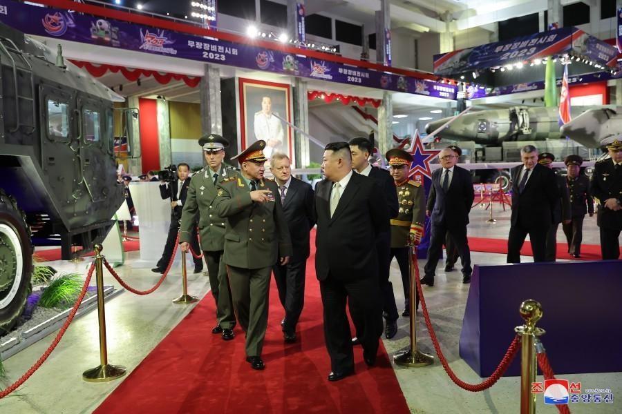 阅兵式的新型武器阅兵式中的新型武器，展现国防力量与技术进步