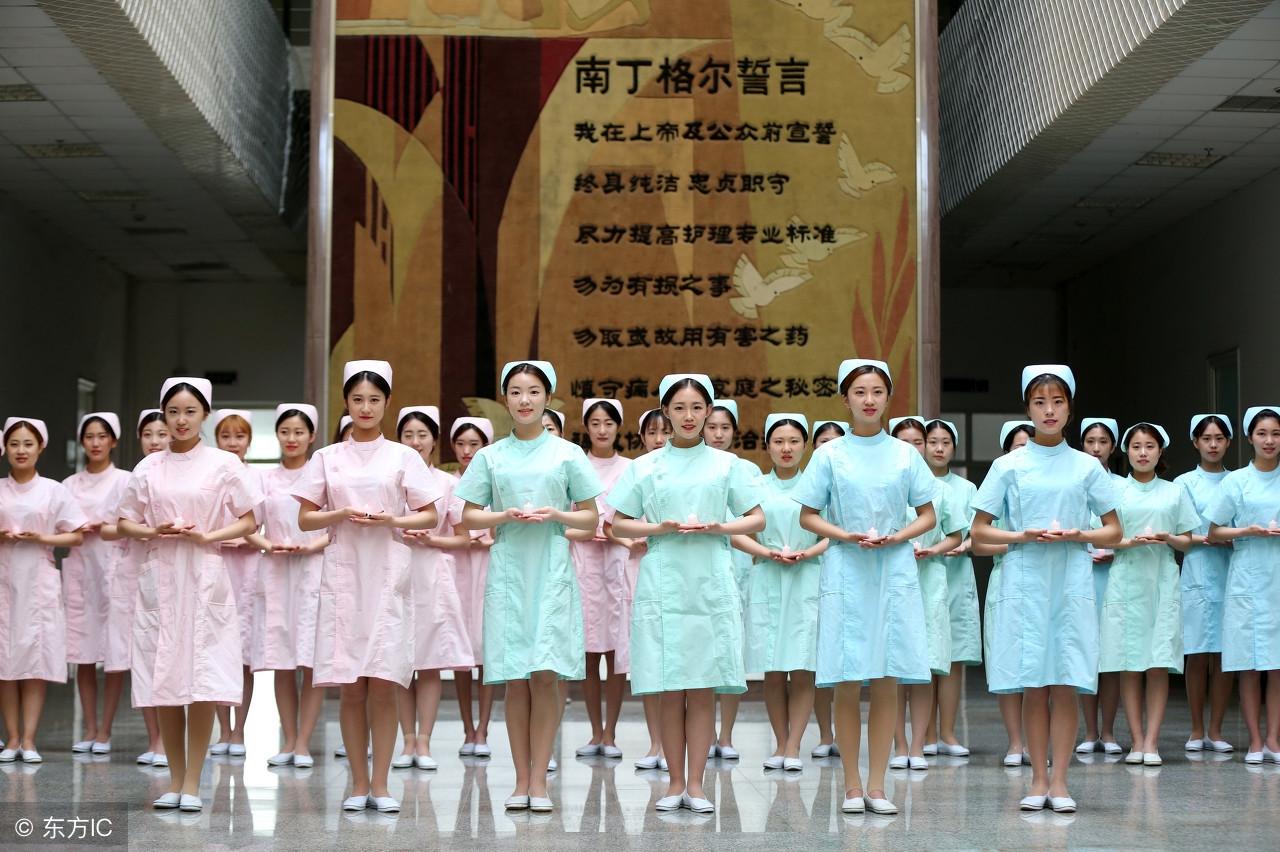 医学院的女孩在描述医学院的女孩时，可以从多个角度进行描述，以下是一些可能的特征