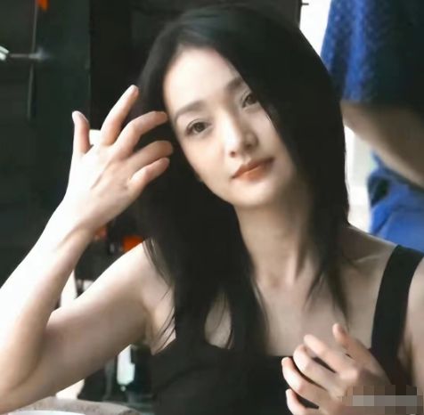 女星闲聊喊看镜头立马切回营业状态女星镜头前的瞬间切换，从闲聊到营业状态的无缝衔接