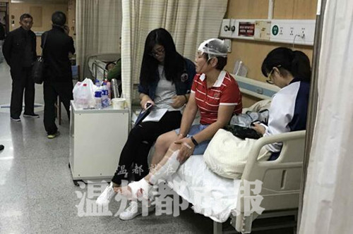 老人在电梯摔倒谁负责老人在电梯摔倒由谁负责，需要根据具体情况来判断。主要涉及到老人自身、电梯管理者和物业公司的责任。