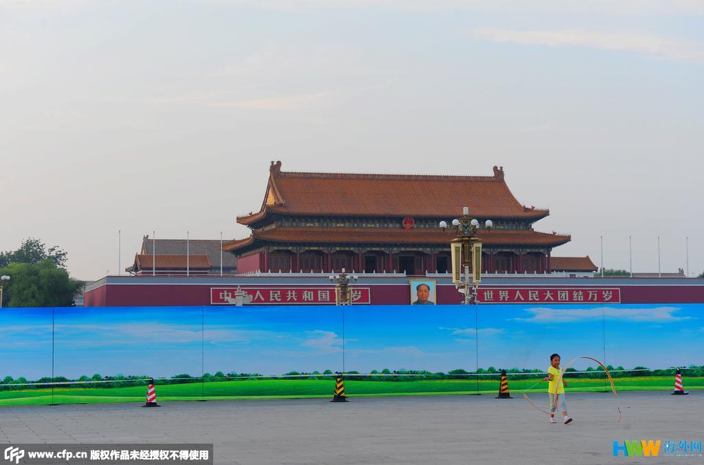 天安门广场上的两块大屏都播了什么天安门广场上的两块大屏播放的内容会根据不同的活动和节日进行更换。例如，庆祝中华人民共和国成立七十周年时，播放的是庆祝活动的相关视频和图片。此外，还会播放一些政治宣传内容、国家重要活动的直播等。