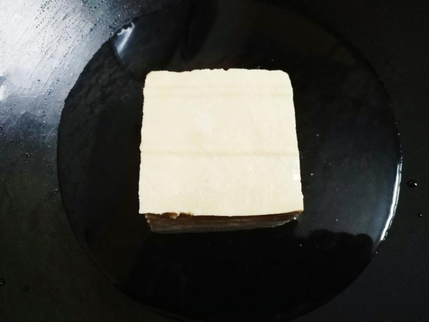 丝瓜汤是什么梗丝瓜汤并不是一个特定的梗。在日常生活中，丝瓜汤是一道以丝瓜为主要材料的家常菜，因其清淡爽口、制作简单而深受人们喜爱。