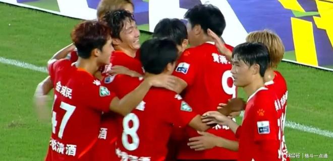 苏超盐城3-2击败苏州苏超赛场震撼一幕，盐城队3-2逆袭击败苏州队